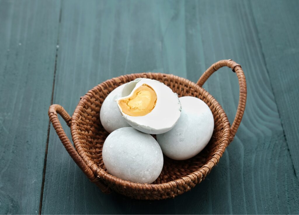 La manipolazione sicura delle uova in cucina - haccpeasy.it